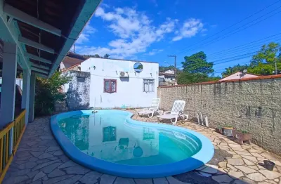 Casa semi mobiliada com piscina para locação no bairro água verde em blumenau.