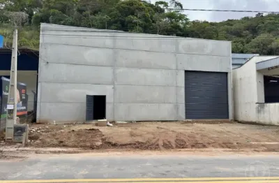 Galpão com pé direito alto para locação no bairro azambuja em brusque