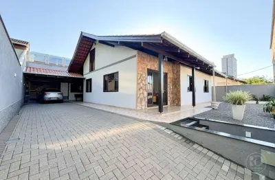 Casa com 4 quartos à venda na Rua Bruno Hildebrand, 420, Velha, Blumenau, 386 m2 por R$ 1.470.000