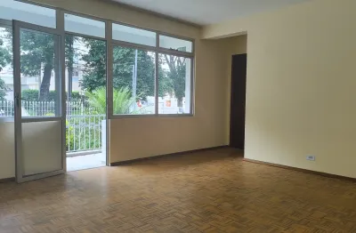 Apartamento 3 quartos muito bem localizado, a poucos metros de vários pontos de interesse.