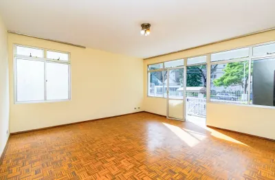 Apartamento 3 quartos muito bem localizado, a poucos metros de vários pontos de interesse.