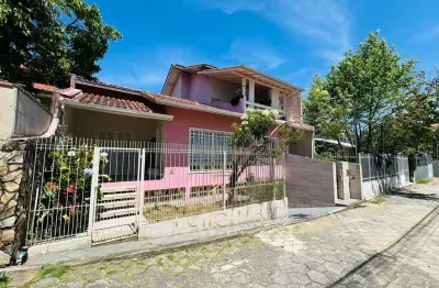 Casa com 04 dormitórios 01 suíte em coqueiros, florianópolis/sc