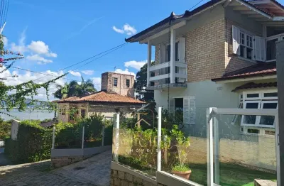 Sobrado com 04 dormitórios 01 suíte, em ponta de baixo, são josé/sc