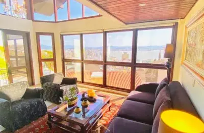 Casa com 04 suítes no morro da cruz em florianópolis/sc!