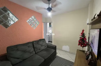 Sala living dividida em quarto e sala próxima a praia