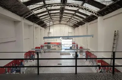 Galpão para locação com pé direito alto e reformado