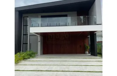 Magnífica casa em condomínio fechado na praia brava