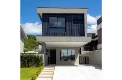 Casa em condomínio fechado com suíte master e piscina