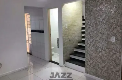 Sobrado à venda de 75m², com 2 quartos, 1 banheiro, 1 vaga de garagem e quintal, no condomínio vila santa clara