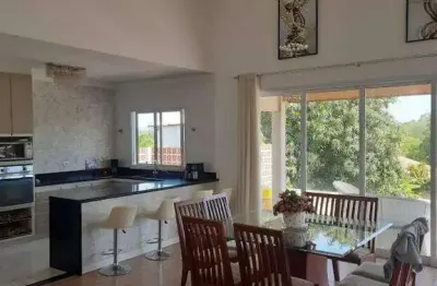 Casa de alto padrão à venda, com 1200m² de terreno, 4 quartos, 4 banheiros e piscina, no condomínio colinas do piracicaba