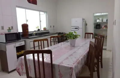 Casa térrea com três dormitórios e ótima localização em amparo