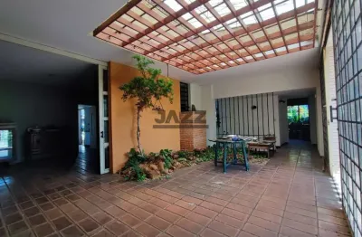 Casa à venda com 1.212 m², contendo quatro quartos, três salas, quatro banheiros e quatro vagas de garagem