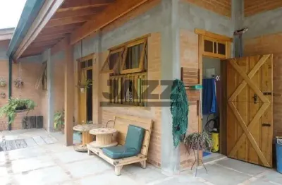 Casa á venda no condomínio colinas do ermitagecom 350m², 2 suítes.