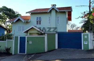 Sobrado espaçoso , 4 quartos,  área gourmet, quintal e excelente infraestrutura na cidade universitária