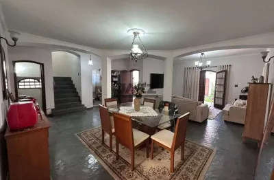 Casa à venda no bairro alto, com 336,40 m² de área construída, 3 quartos (sendo 1 suíte master), edícula, piscina e 4 vagas de garagem