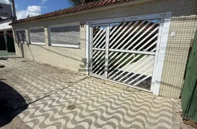 Casa 2 dormitórios, sala, cozinha, amplo quintal com frente de 12 metros, terreno 12 x 25 m, comercio local ativo.