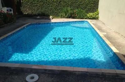 Casa terrea à venda na vila helena, atibaia- ambientes amplos, piscina e edícula