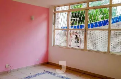 Casa à venda com 290 m² no centro, com 4 quartos (sendo 1 suíte), quintal e 3 vagas de garagem