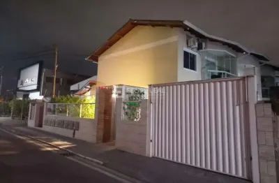 Casa com 3 quartos à venda na Rua Francisco Inácio Do Nascimento, 64, Forquilhas, São José