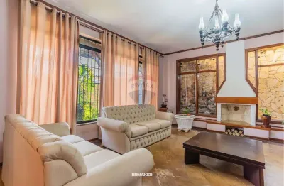 Casa à venda: 351 m², 4 quartos (1 suíte), piscina c/ cascata, 4 banheiros, 5 vagas, edícula e zoneamento misto. Perto da Lagoa do Taquaral