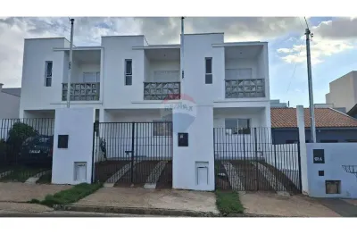 RE/MAX VENDE  Casa Sobrado Geminado 2 suites varanda 86 m2, Bairro Villaggio Monte Sião - MG. 330 mil.