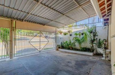 Re/max vende casa no  residencial campina verde  - 3 quartos, sendo 1 suíte, 2 banheiros no total.