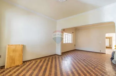 Re/max vende casa comercial no bosque, com 2 salas, 3 quartos, 1 suíte, 3 vagas, quintal com churrasqueira e edícula