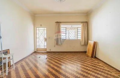 Re/max vende casa comercial no bosque, com 2 salas, 3 quartos, 1 suíte, 3 vagas, quintal com churrasqueira e edícula