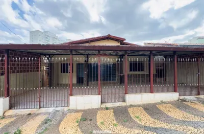 RE/MAX VENDE Casa Térrea com 252 m² de terreno, 179 m² de construção, 3 quartos, sala, 2 vagas e edícula nos fundos, no bairro Taquaral, em Campinas.