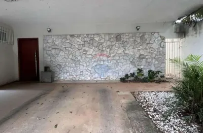 Re/max aluga casa térrea comercial com 218 m² de construção, 4 quartos (3 suítes), 4 banheiros, 2 salas amplas, 03 vagas, no bairro nova campinas.