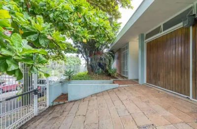 RE/MAX vende casa térrea com 228,30 m², 3 quartos (sendo 1 suíte), living amplo para 2 ambientes, 4 vagas de garagem, no Jd. Chapadão em Campinas