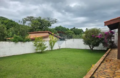 RE/MAX ALUGA Casa em Condomínio em Vinhedo, SP, por R$8.500,00 mensais + taxas