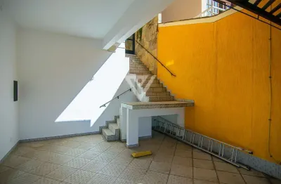Casa totalmente reformada com edícula e hidromassagem na charmosa vila romana!