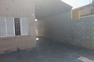 Casa geminada, 2 dorms, 1 banheiro, 2 vagas, espaço coberto no fundo, 75m, Tupi.