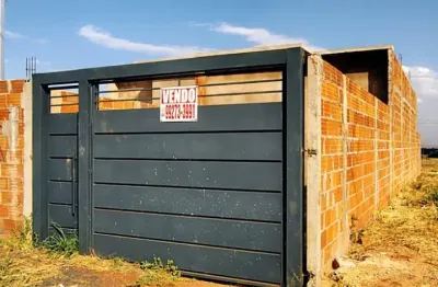 Casa a venda em fase final de construção, conta com uma localização privilegiada no bairro