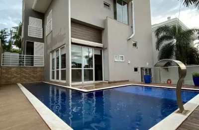 Alphavile - 331m2 / 05 quartos sendo 03 suítes / espaço gourmet / piscina / planejados e ares splits