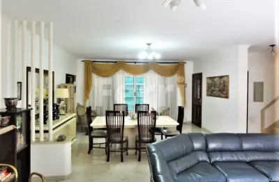 Sobrado a 350 metros do parque da aclimação e a 10 min de caminhada ao metrô ana rosa