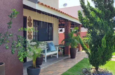 Bela casa térrea em condomínio fechado pé direito duplo, 3 dorms, piscina com espaço gourmet. ocasião!  600.000,00