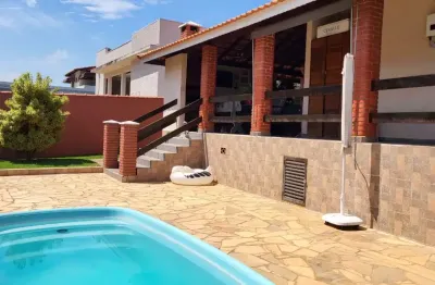 Bela casa térrea em condomínio fechado pé direito duplo, 3 dorms, piscina com espaço gourmet. ocasião!  600.000,00