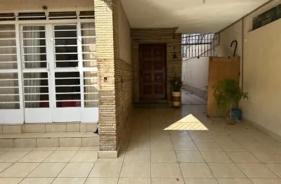 Casa com 4 quartos para alugar na Rua Laurindo Rabelo, 656, Jardim da Glória, São Paulo