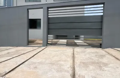 Lindo sobrado novo, de esquina, jd universitário, 03 quartos, sendo 01 suíte master, closet, lavanderia coberta - valor 3.800,00