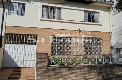 Sobrado para venda possui 200 m² quadrados, com 3 quartos, a 10 min do metrô sta cruz