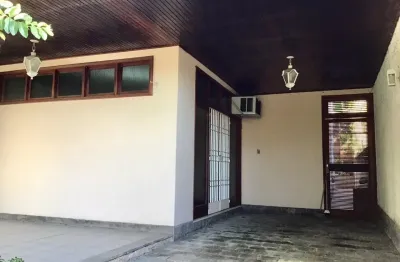 Vendo ótima casa duplex  com anexo e  quintal 4  quartos niterói