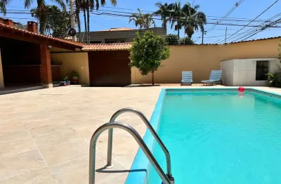 Casa sobrado à venda ou locação com 5 suítes, 6 vagas de garagem, com 420 m² - vila oliveira - mogi das cruzes