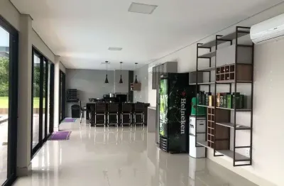 Casa de condomínio térrea para venda possui 900 metros quadrados com 6 quartos