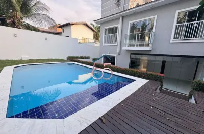 Sobrado de Alto Padrão com Piscina e 5 Suítes em Condomínio Exclusivo