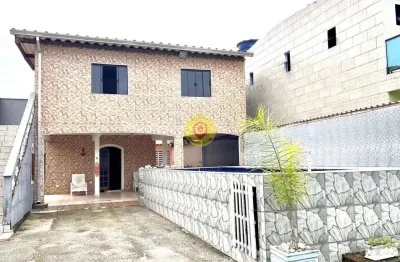 Sobrado espaçoso, completo e com lazer privativo, a apenas 600 metros da praia.