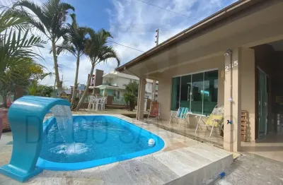 Casa térrea com 3 dormitórios, sendo 1 suíte, piscina e studio nos fundos