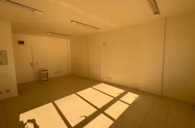 Sala comercial para alugar na rua souza dutra, 277, estreito, florianópolis por r$ 2.400