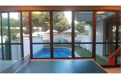 Charmoso apartamento de 2 quartos, oitavo andar, com excelente iluminação natural em casa amarela recife